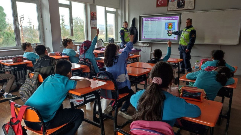Jandarma öğrencileri bilgilendirdi