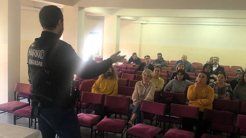 Öğretmenlere narkotik eğitimi