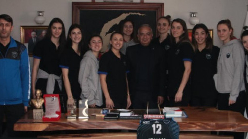 BAŞKAN BOZKURT, VOLEYBOLCULARI AĞIRLADI