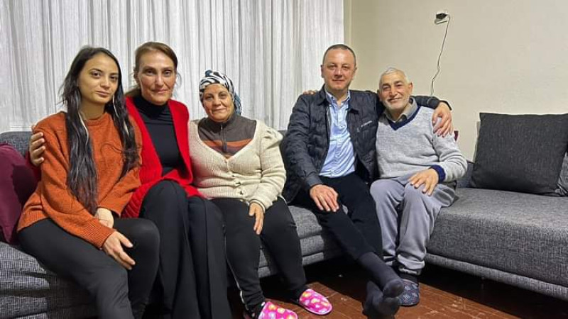 Alan çifti depremzede aileyi ziyaret etti