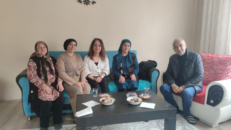 BAŞKAN BOZKURT’TAN DEPREMZEDE KADINLARA ZİYARET