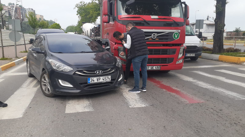 Tır otomobile çarptı 