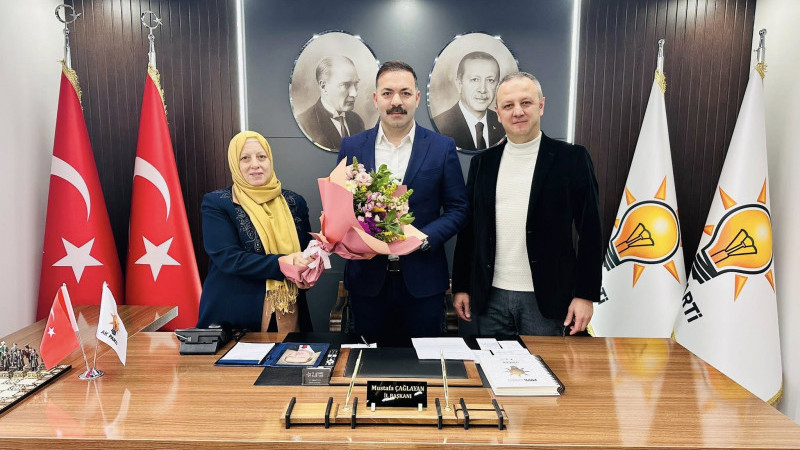 Eski başkandan partisine ziyaret 