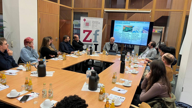 DEMİR, ESSEN ZfTI ' Yİ DE ÖĞRENCİLER İLE BİR ARAYA GELDİ. 